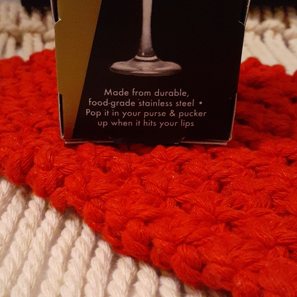 *NWT* 6oz. Red Lipstick Flask - Picture 5 of 5